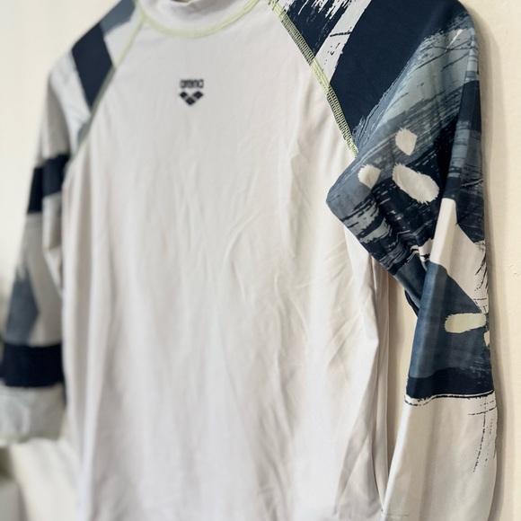 🌊 Arena Boys’ Long Sleeve Rash Guard Swim Shirt – White with Graphic Sleeves - Picture 3 of 5